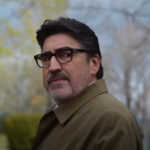 ¿Qué pasa en este pueblo? Alfred Molina investiga asesinatos en el tráiler de Three Pines