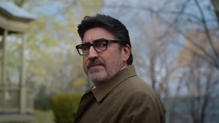 Lee más sobre el artículo ¿Qué pasa en este pueblo? Alfred Molina investiga asesinatos en el tráiler de Three Pines