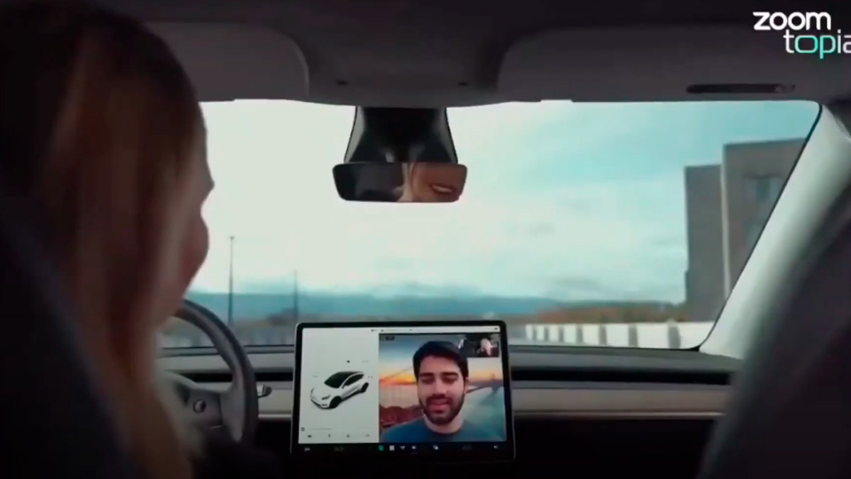 Mujer en videoconferencia en auto Tesla