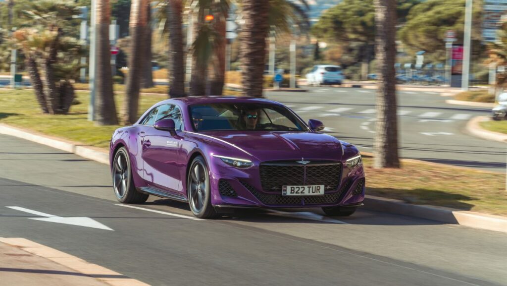 Coche de Bentley morado