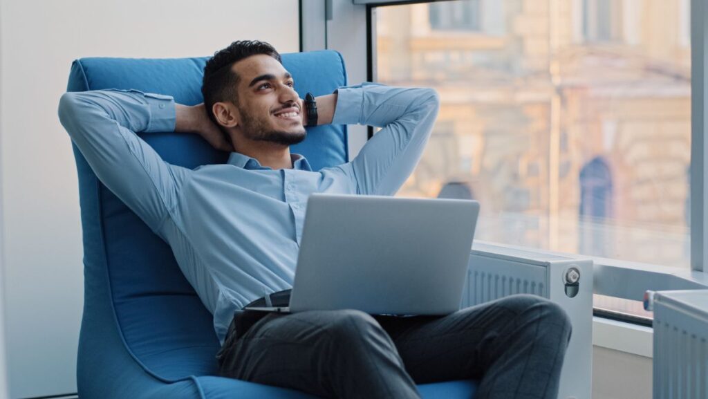 Hombre de negocios con computadora en las piernas