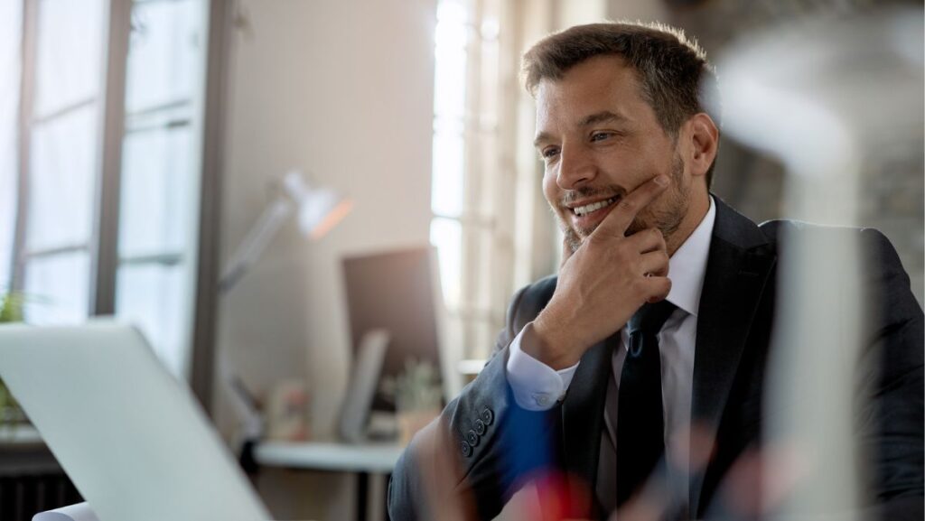 Hombre de negocios con traje frente a computadora