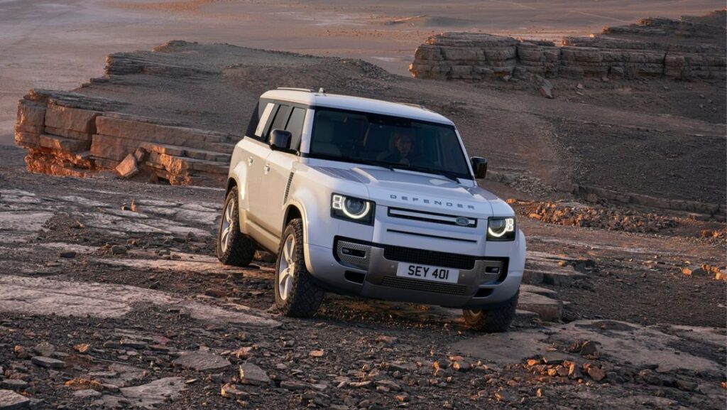 Land Rover Defender en montaña rocosa