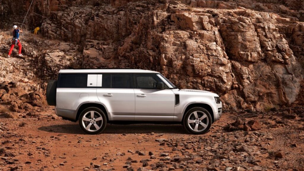 Land Rover Defender en montaña rocosa