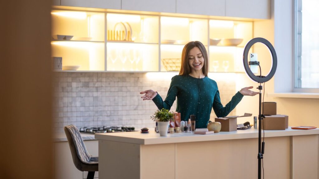 Mujer creando contenido de belleza