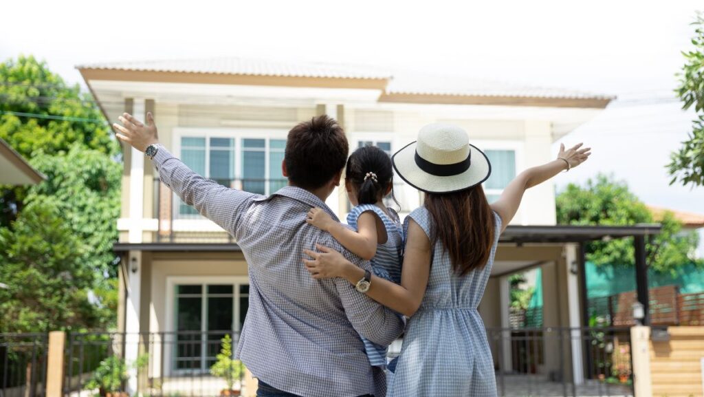 Familia en su nueva casa