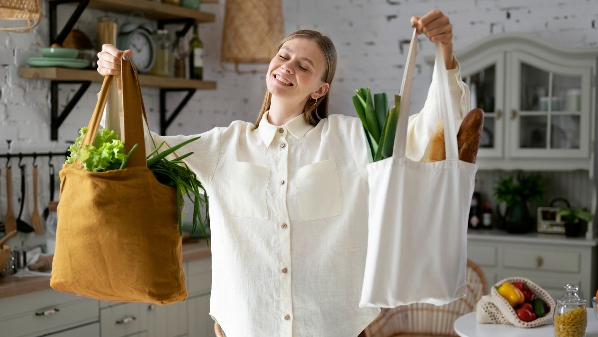 Mujer con bolsas biodegradables tras hacer las compras