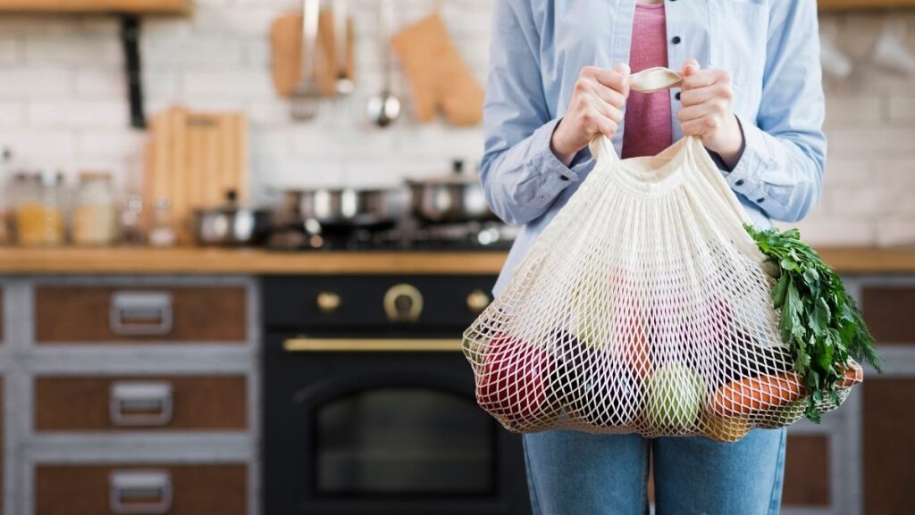 Usar bolsa biodegradable como una de las maneras eficaces para reducir nuestros residuos