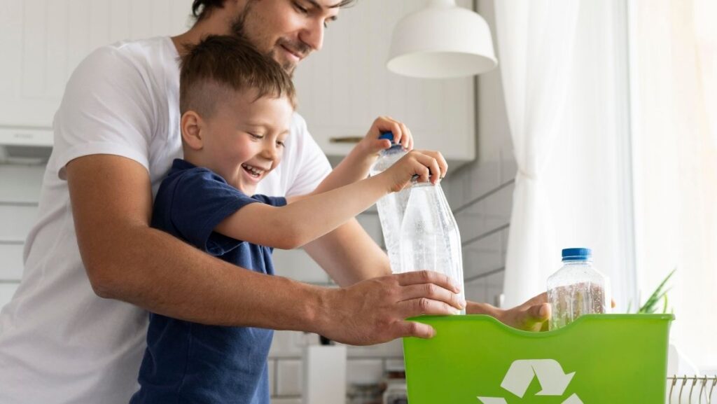 Papá enseñando a hijo que el reciclaje es una de las maneras efectivas para reducir nuestros residuos