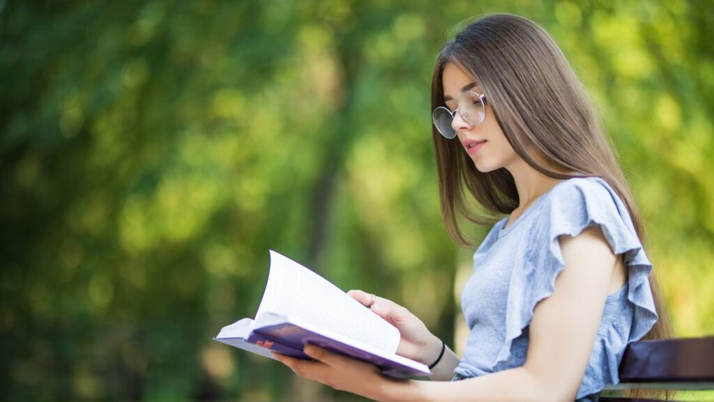 Mujer joven leyendo libro