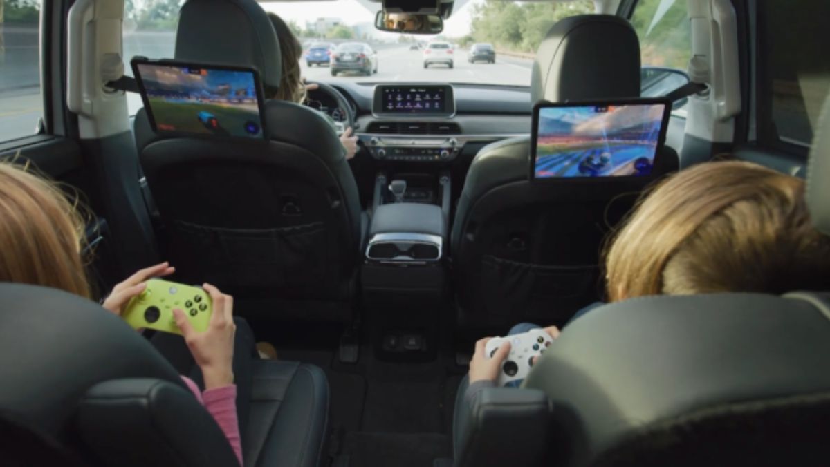 Niños jugando videojuegos en auto