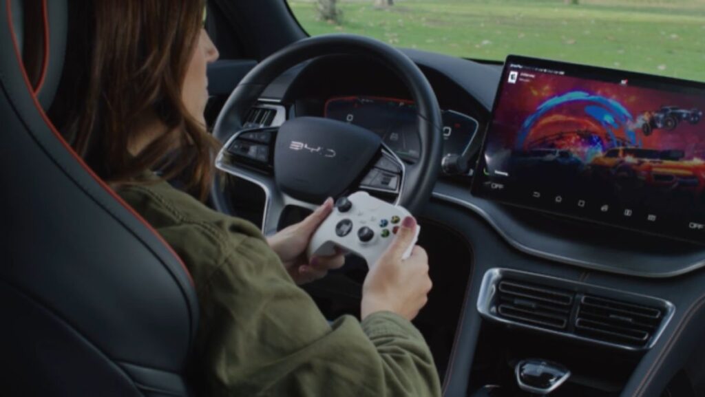 Mujer jugando videojuegos en auto