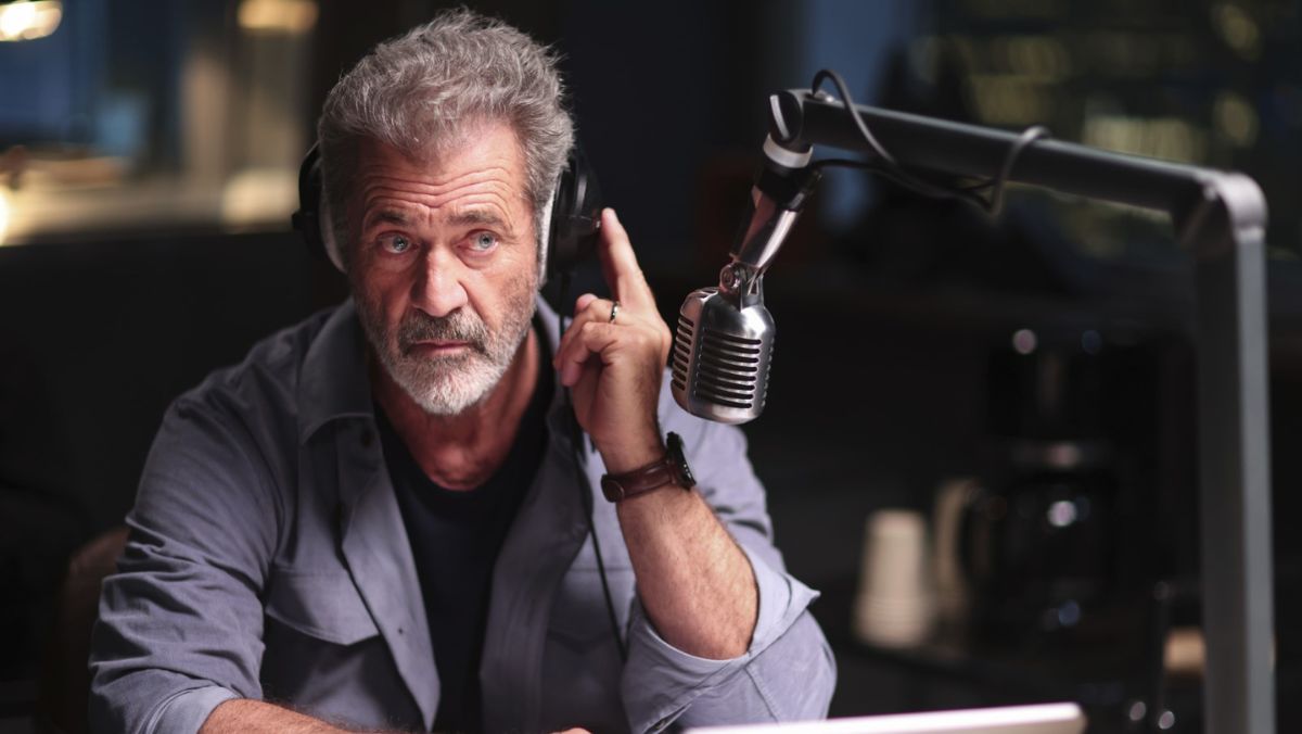 Mel Gibson con audífonos y micrófono de radio