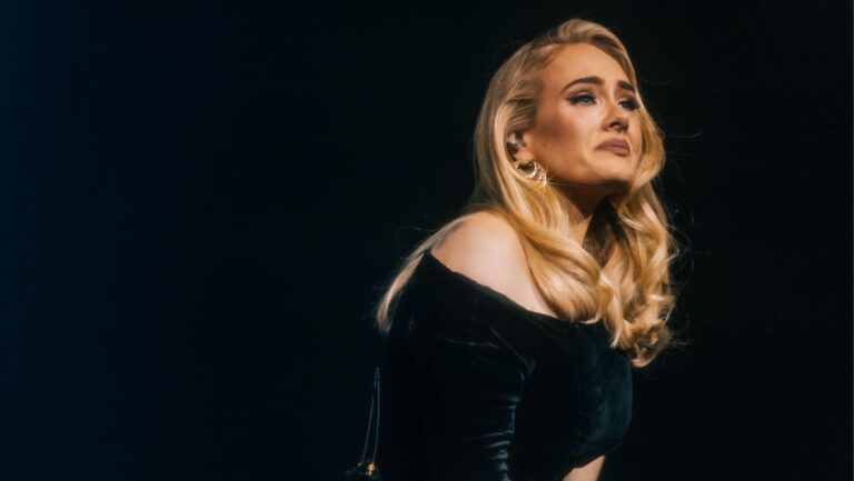 Lee más sobre el artículo <strong>Adele revela que sufre ciática ¿Qué es y cómo le afecta?</strong>