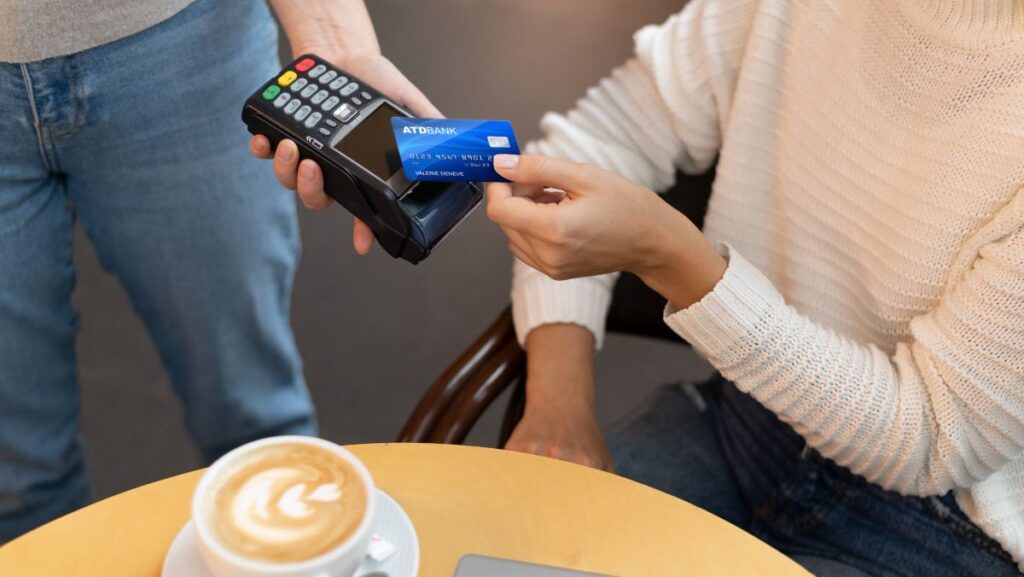 Mujer usando tarjeta de crédito