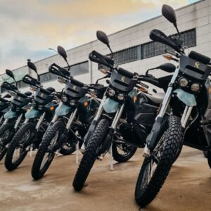 Lee más sobre el artículo <strong>¡España electrifica a su Guardia Civil! Incorpora 157 motos Zero FX a su flota</strong>