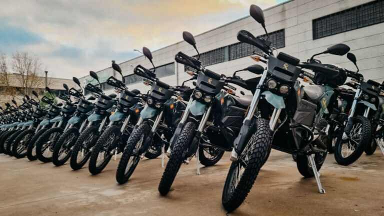 Lee más sobre el artículo <strong>¡España electrifica a su Guardia Civil! Incorpora 157 motos Zero FX a su flota</strong>