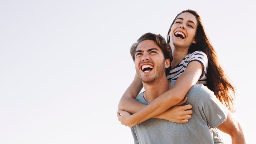 Pareja de novios riéndose