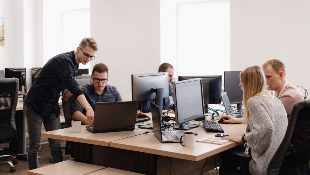 Trabajadores de empresa en computadoras