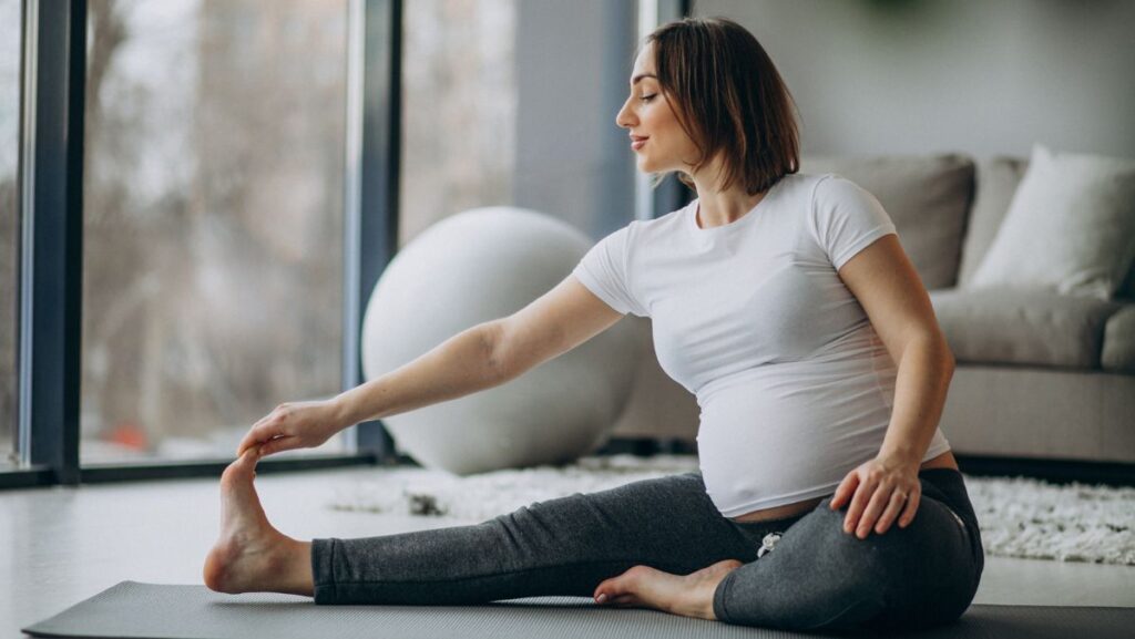 Mujer embarazada haciendo ejercicio