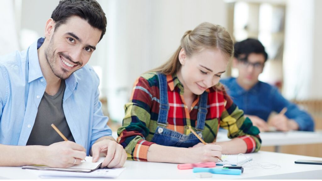 Jóvenes estudiando