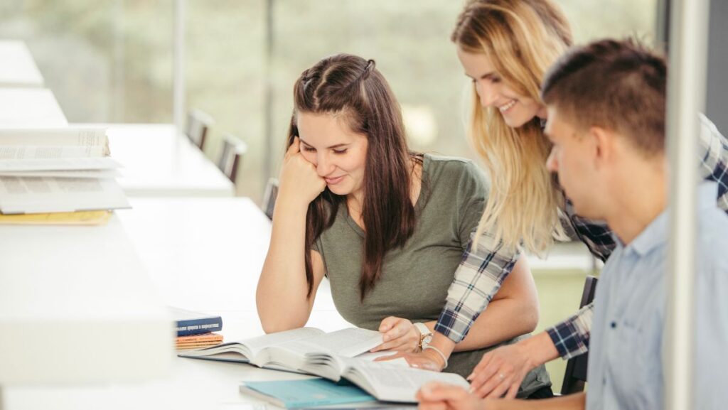 Jóvenes estudiando animados