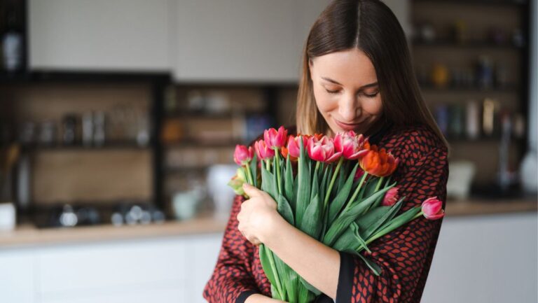 Lee más sobre el artículo <strong>¿Cuál es el significado de regalar flores?</strong>