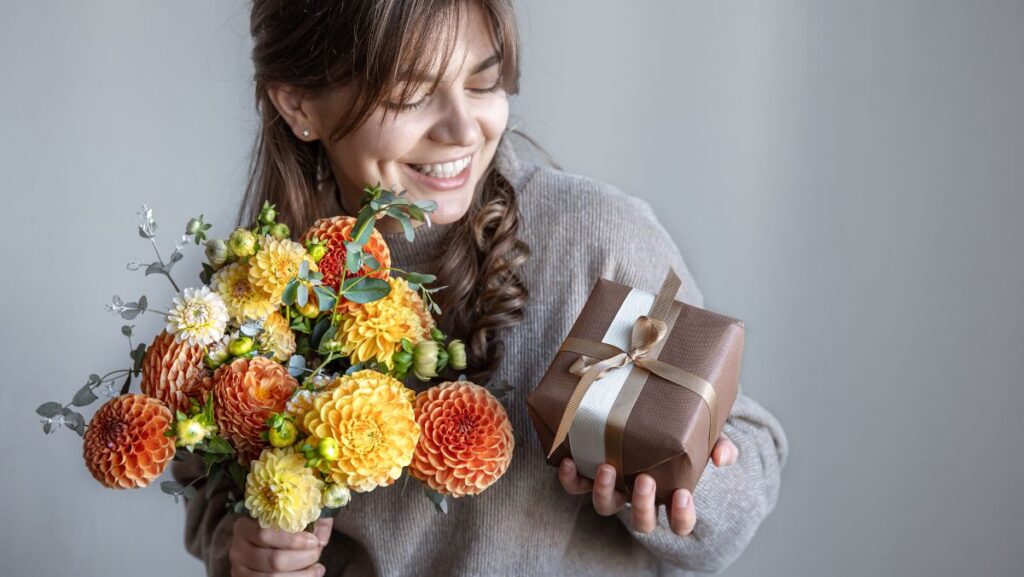 Regalar flores amarillas y obsequio