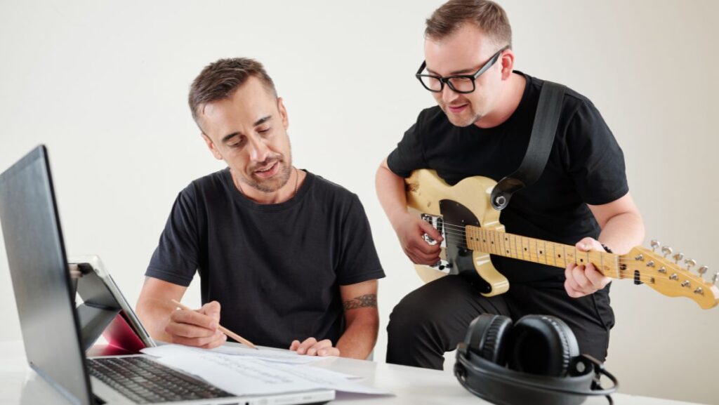 Hombre aprendiendo a tocar guitarra eléctrica