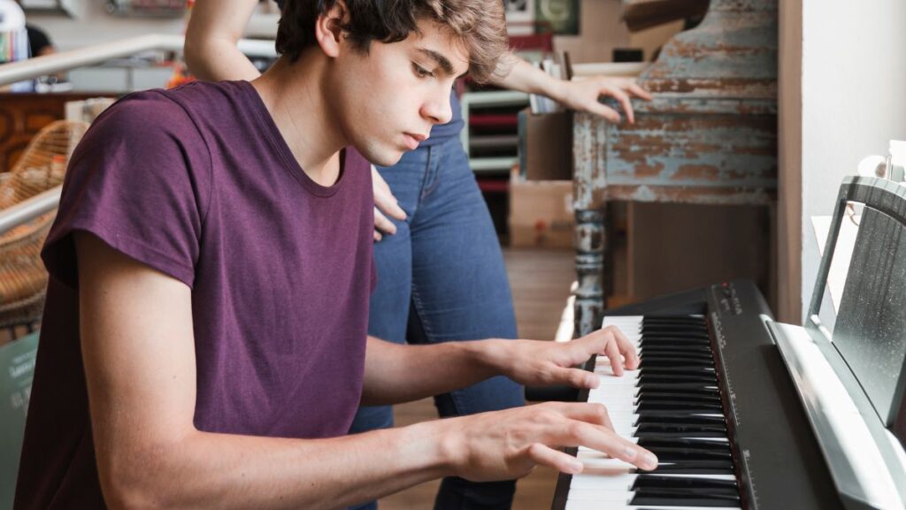 Joven tocando el piano