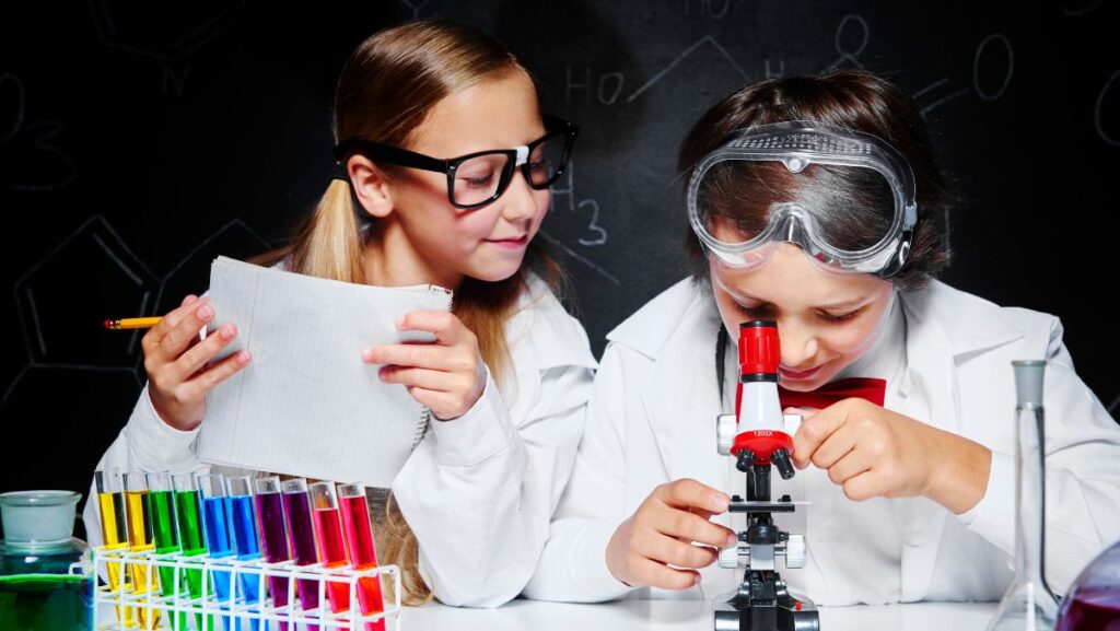 Niños interesados en la ciencia