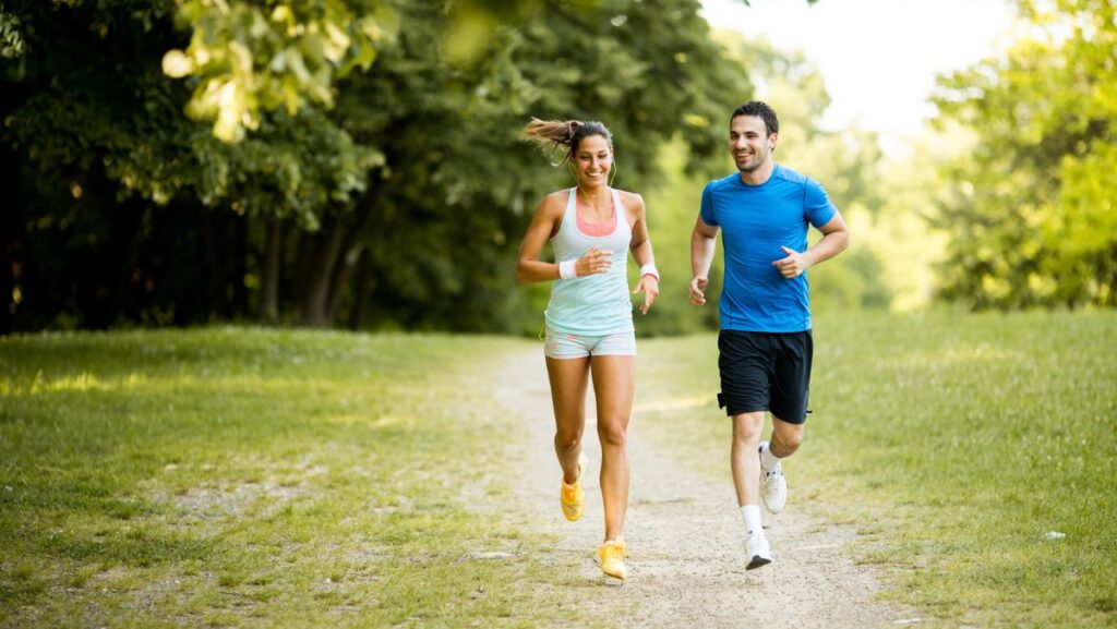 Pareja feliz con rutina de correr