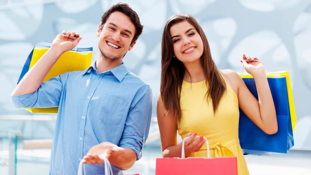 Pareja feliz de compras