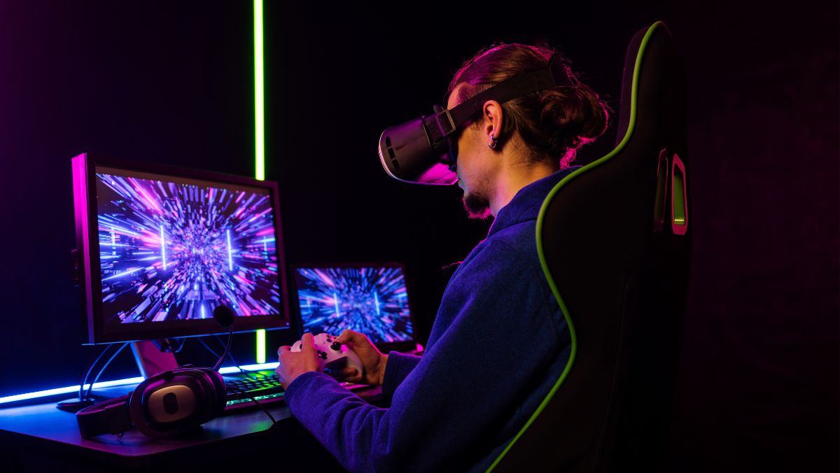 Joven con gafas de realidad virtual jugando videojuegos