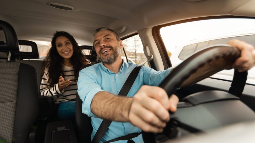 Padre con hija en coche