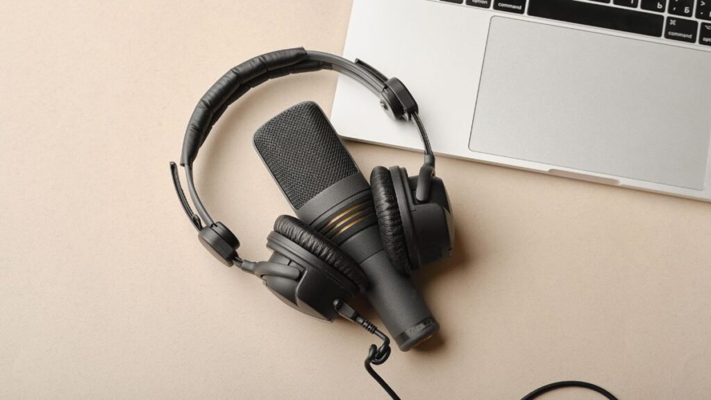 Micrófono y audífonos al lado de una laptop