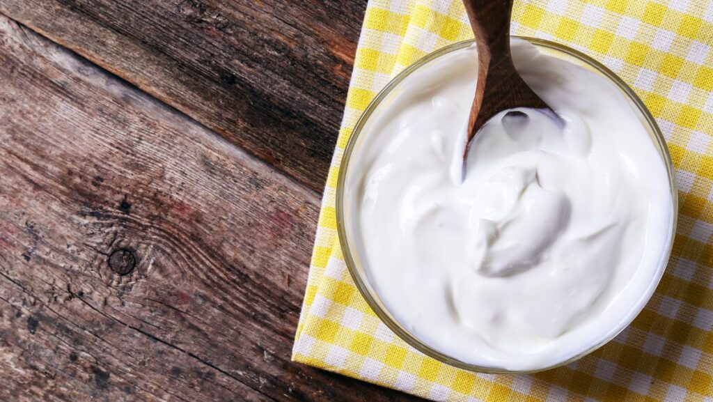Tazón con yogurt natural