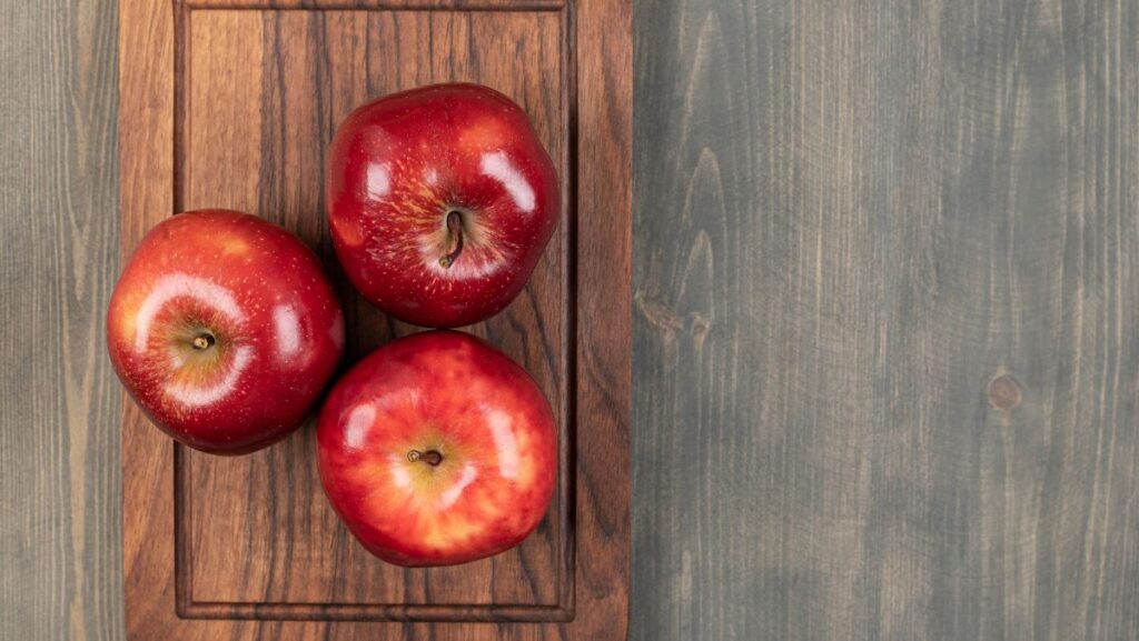 Tres manzanas sobre una tabla
