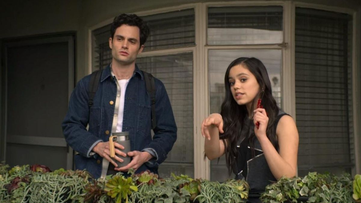 Jenna Ortega con Penn Badgley en serie You