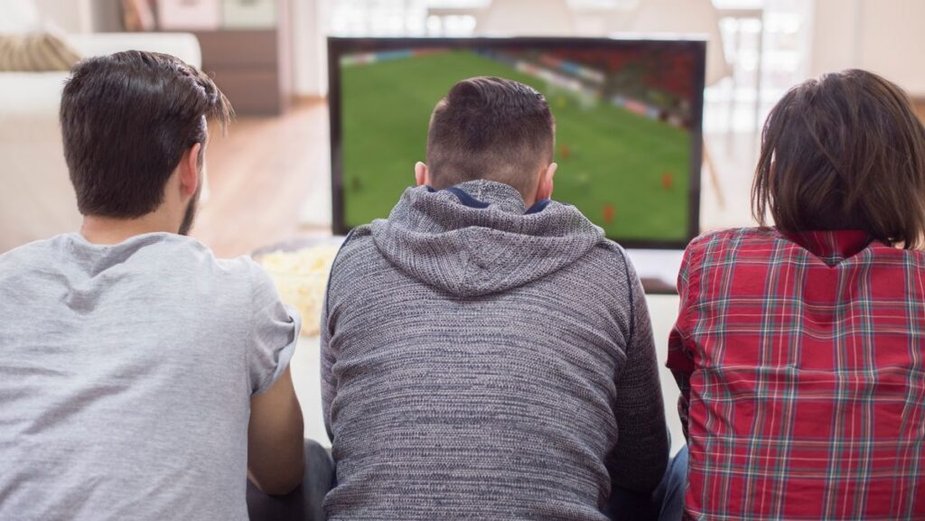 Amigos viendo partido de fútbol en TV