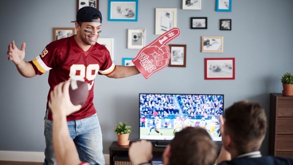 Amigos viendo fútbol americano en TV