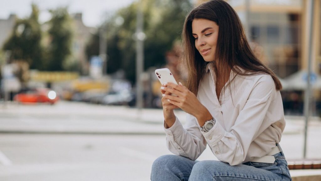 Mujer revisando su celular ofertas de Cyber Days 2023