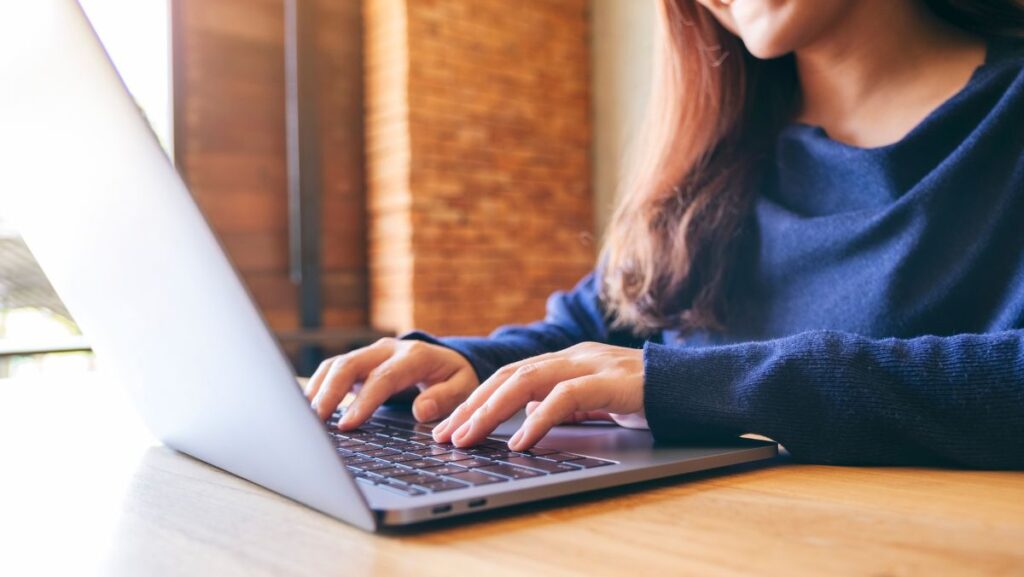 Mujer usando laptop