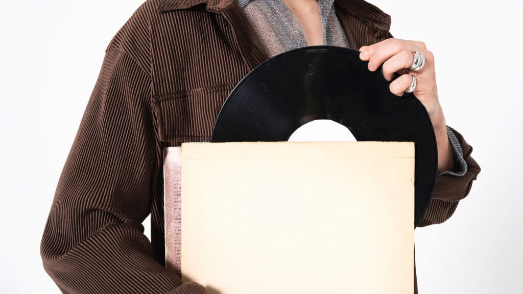 Hombre sacando vinilo de una funda