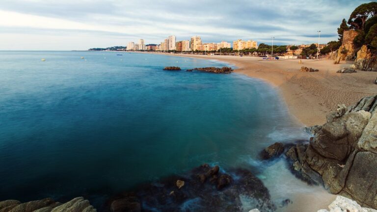 Lee más sobre el artículo <strong>Descubre Platja d’Aro: Un paraíso en la Costa Brava</strong>