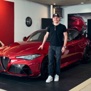 Lee más sobre el artículo <strong>Valtteri Bottas recibe su Alfa Romeo Giulia GTAm ¡Solo hay 500 unidades de este deportivo!</strong>