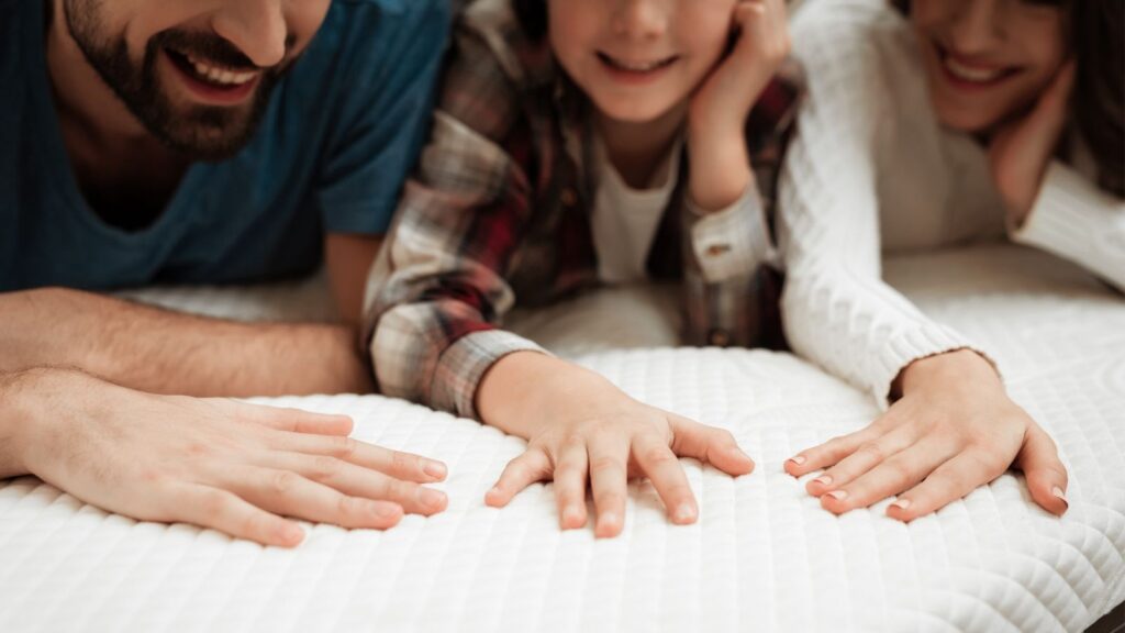 Familia sintiendo colchón