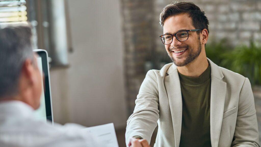 Hombre sonriente en entrevista de trabajo