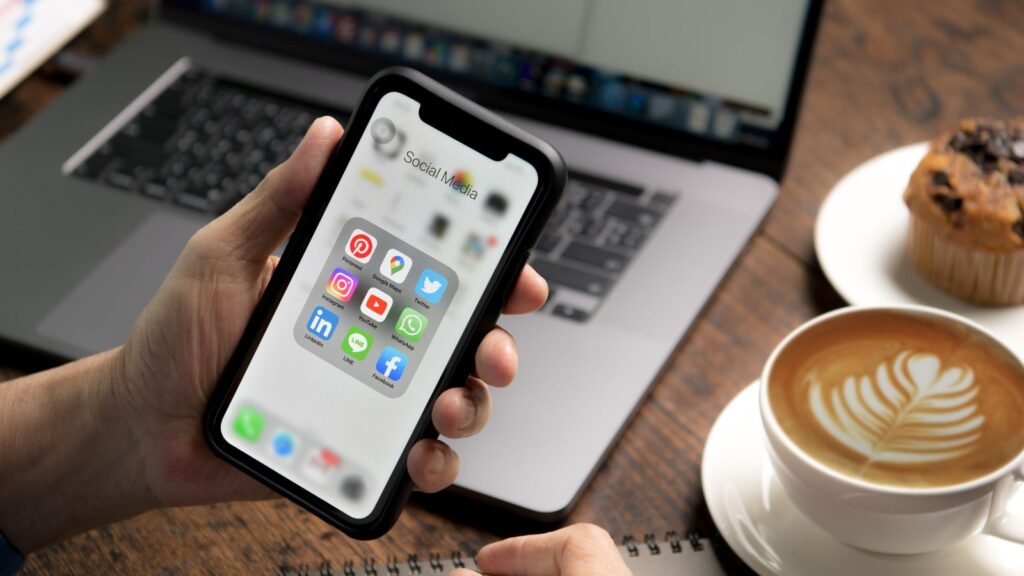 Celular con íconos de redes sociales