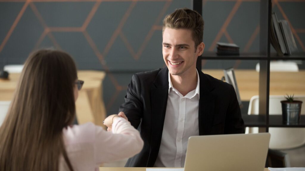 Hombre preparado en entrevista laboral que domina los consejos prácticos para encontrar trabajo